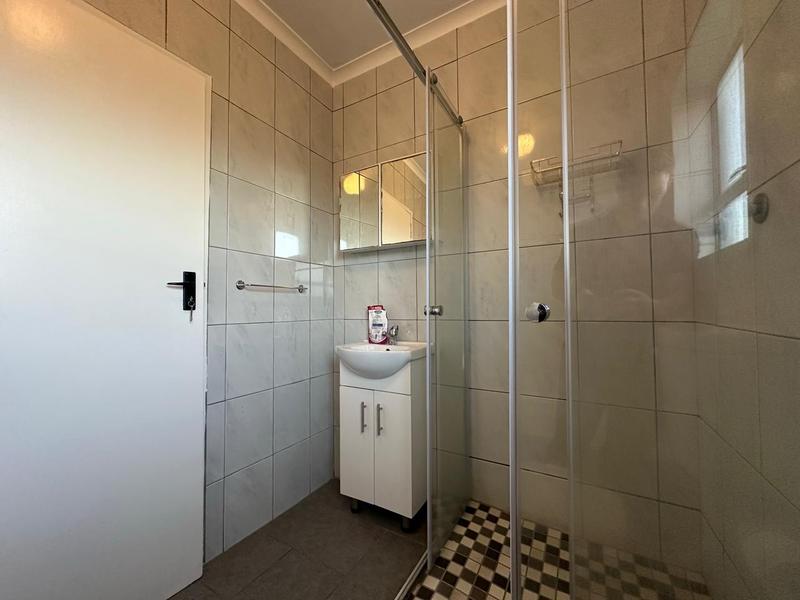 To Let 2 Bedroom Property for Rent in Oakglen Western Cape